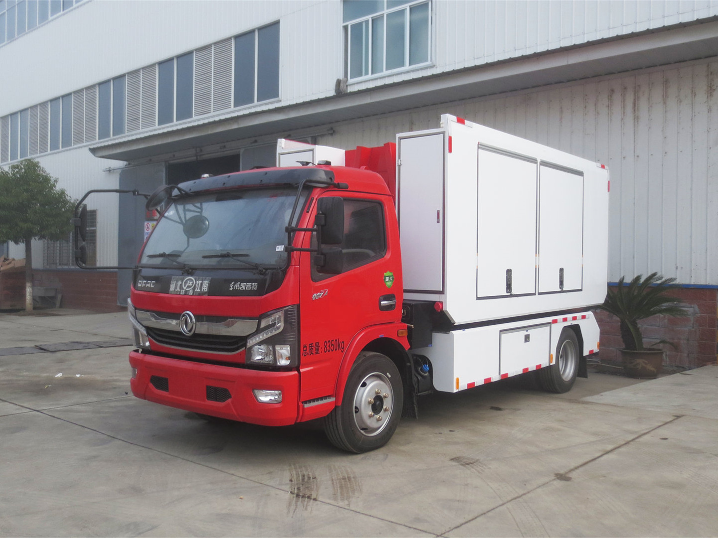 東風(fēng)自卸式器材裝備運(yùn)輸車